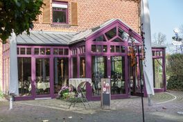lilafarbener Eingangsbereich vom Restaurant Zum neuen Herd