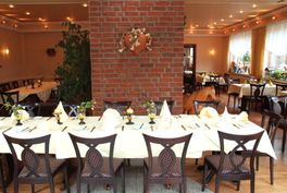 langer gedeckter Tisch 