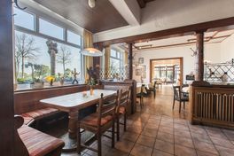 Gastbereich in einem Restaurant mit Tisch mit Eckbank
